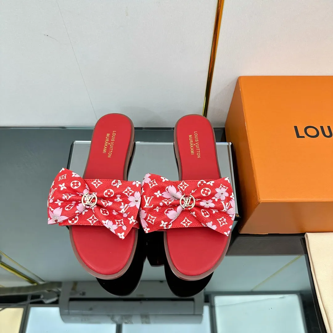 👟👟Ex-factory price 280👟👟 (available all year round) ❥V’s latest popular special material lock it series lock mop, super heavy industry launches! The golden lock on the toe is engraved with the LV letters logo 🔸Number of sizes 34-42) Welcome new and old customers to place orders in the picture above.